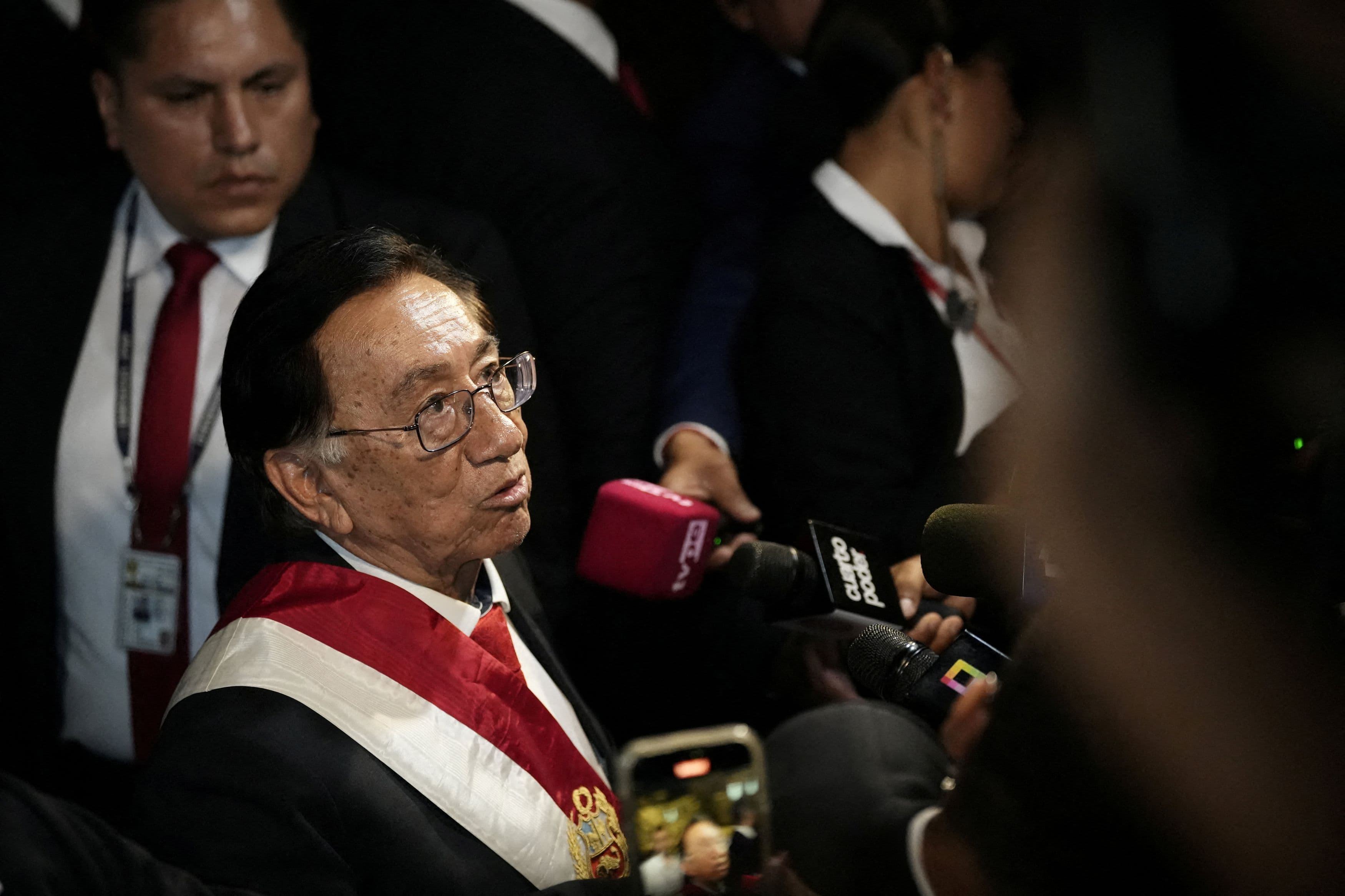 პერუელები პოლიტიკურ კლასს უნდობლობით ეკიდებიან