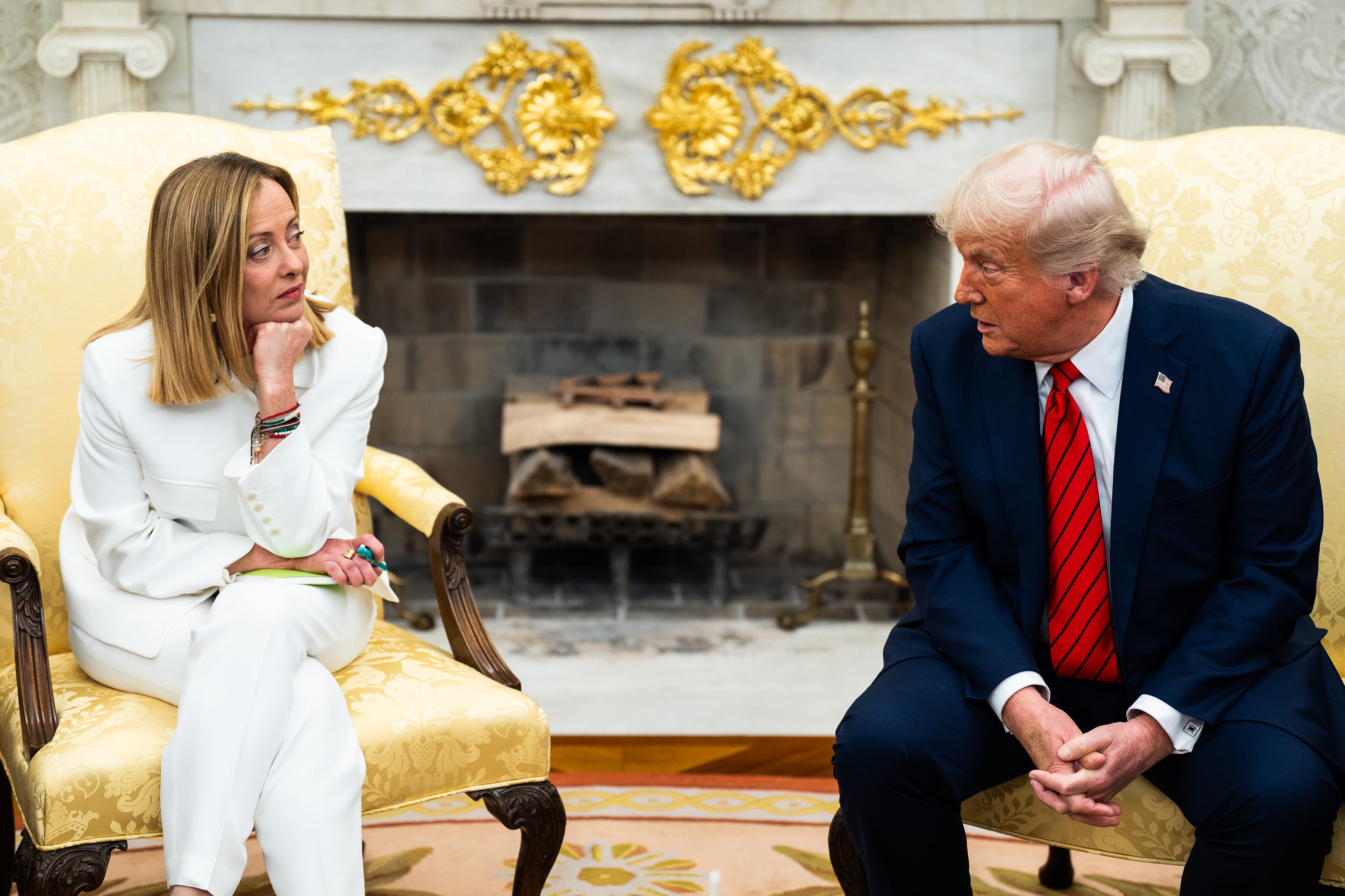 მელონი იცავს ტრამპთან კავშირებს სენატში