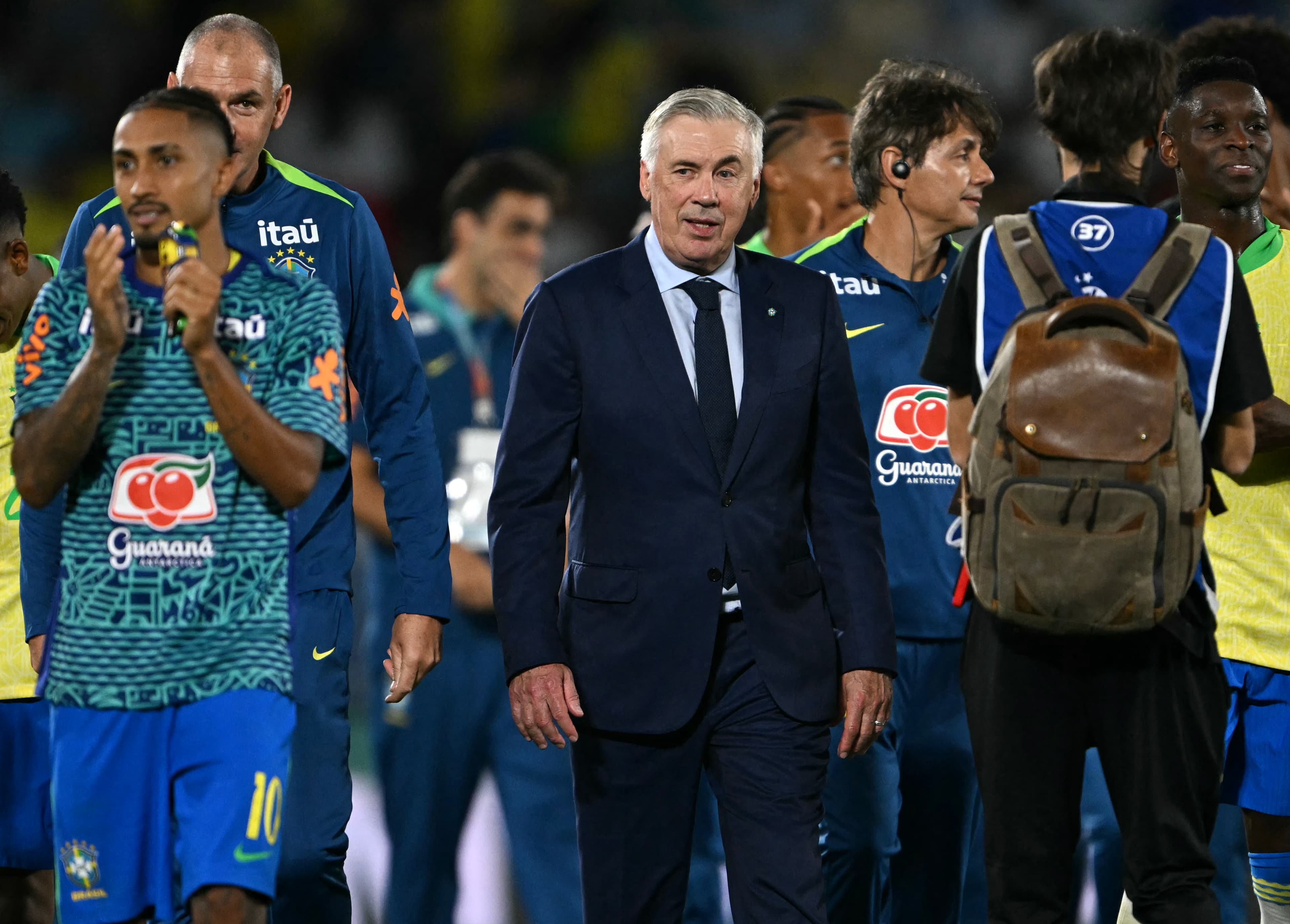 ბრაზილიის ახალი მენეჯერი კარნავალის აღლუმის პლატფორმიდან უყურებს