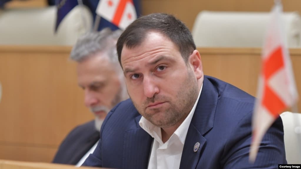 სად აპატიმრებენ  დაპოსტვისთვის?