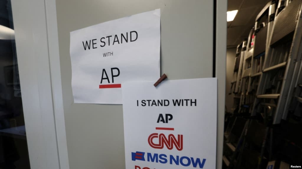 CNN, MS NOW და Politico თეთრი სახლის აკრძალვას სასამართლოში ასაჩივრებენ