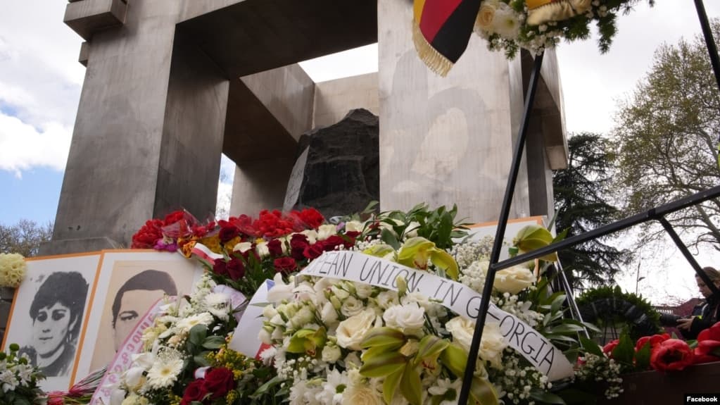 დიპლომატებმა 9 აპრილის მემორიალთან გმირებს პატივი მიაგეს