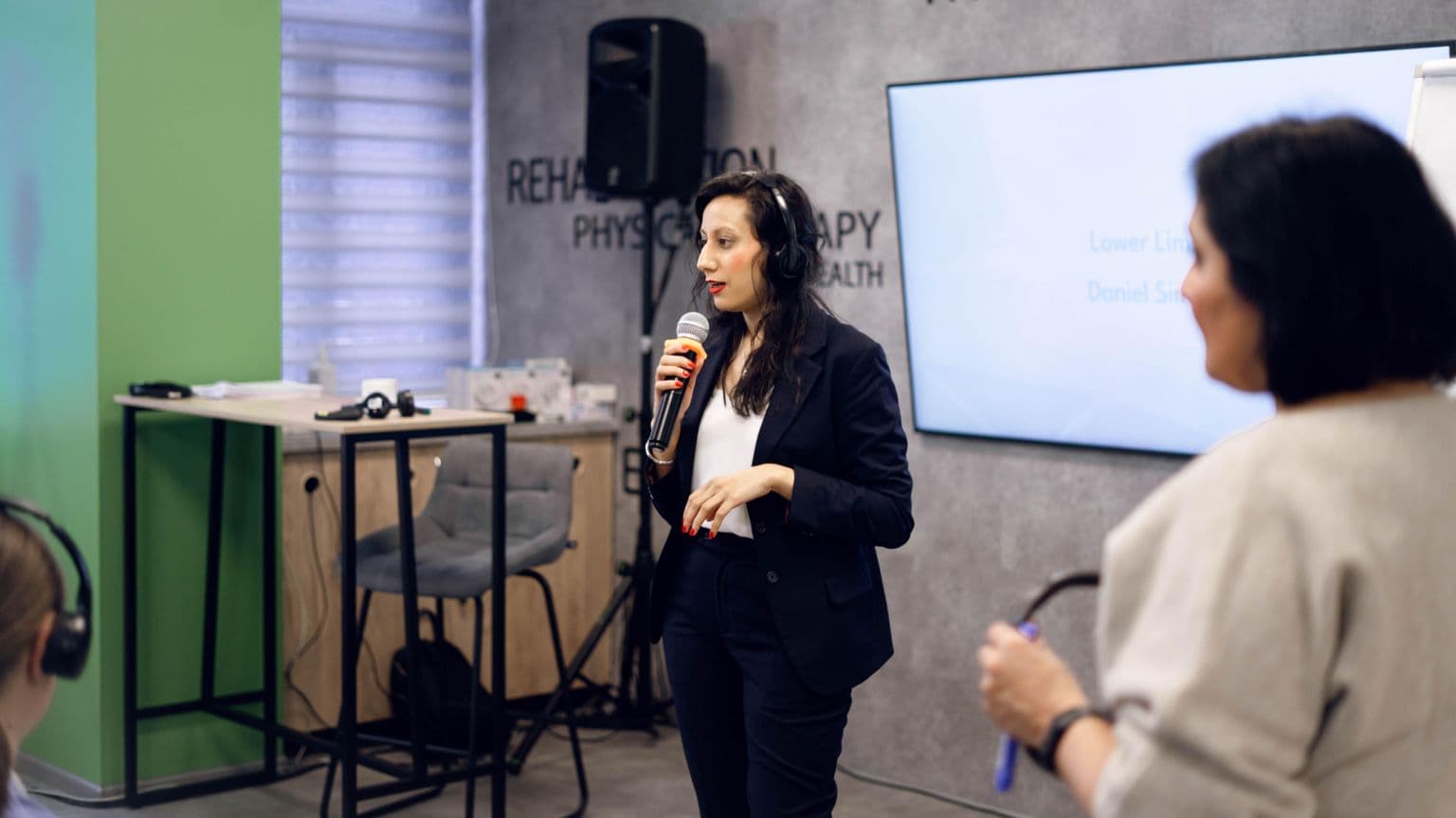 ლეიბორისტი დეპუტატი კიევში უკრაინელი ჯარისკაცებისთვის ფიზიოთერაპიის ტრენინგს ატარებს