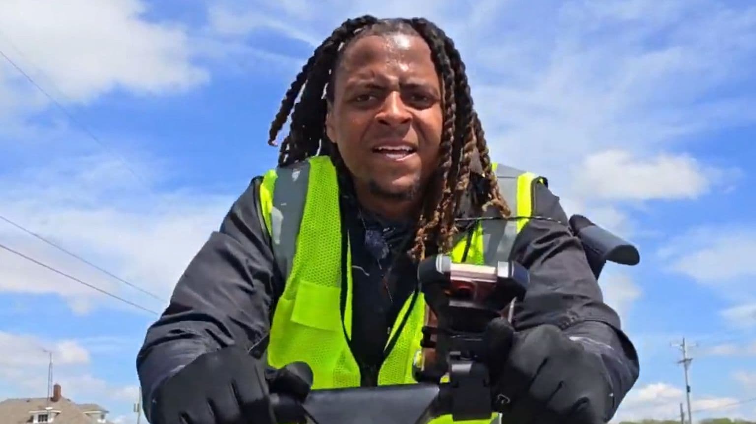 ამერიკელი Twitch სტრიმერი, რომელმაც დააფიქსირა მომენტი, როდესაც მას მანქანა დაეჯახა პირდაპირ ეთერში კამერაზე, შოკში დატოვა, როდესაც გადახედა კადრებს