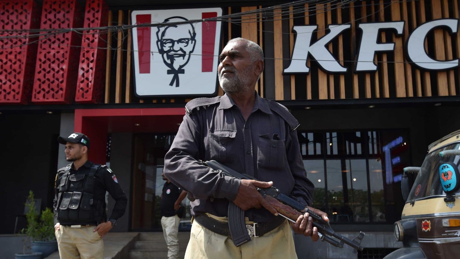 KFC-ის წინააღმდეგ პროტესტი პაკისტანში: KFC-ის  ერთი თანამშრომლეი დაიღუპა, ათობით დემონსტრანტი დააკავეს