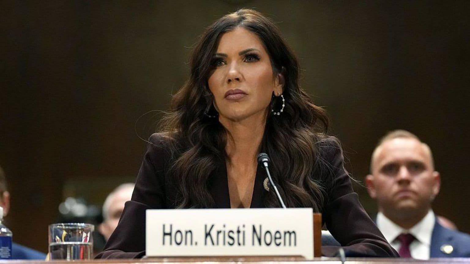 კრისტი ნოემი მოხსნილია საშინაო უსაფრთხოების მდივნის თანამდებობიდან