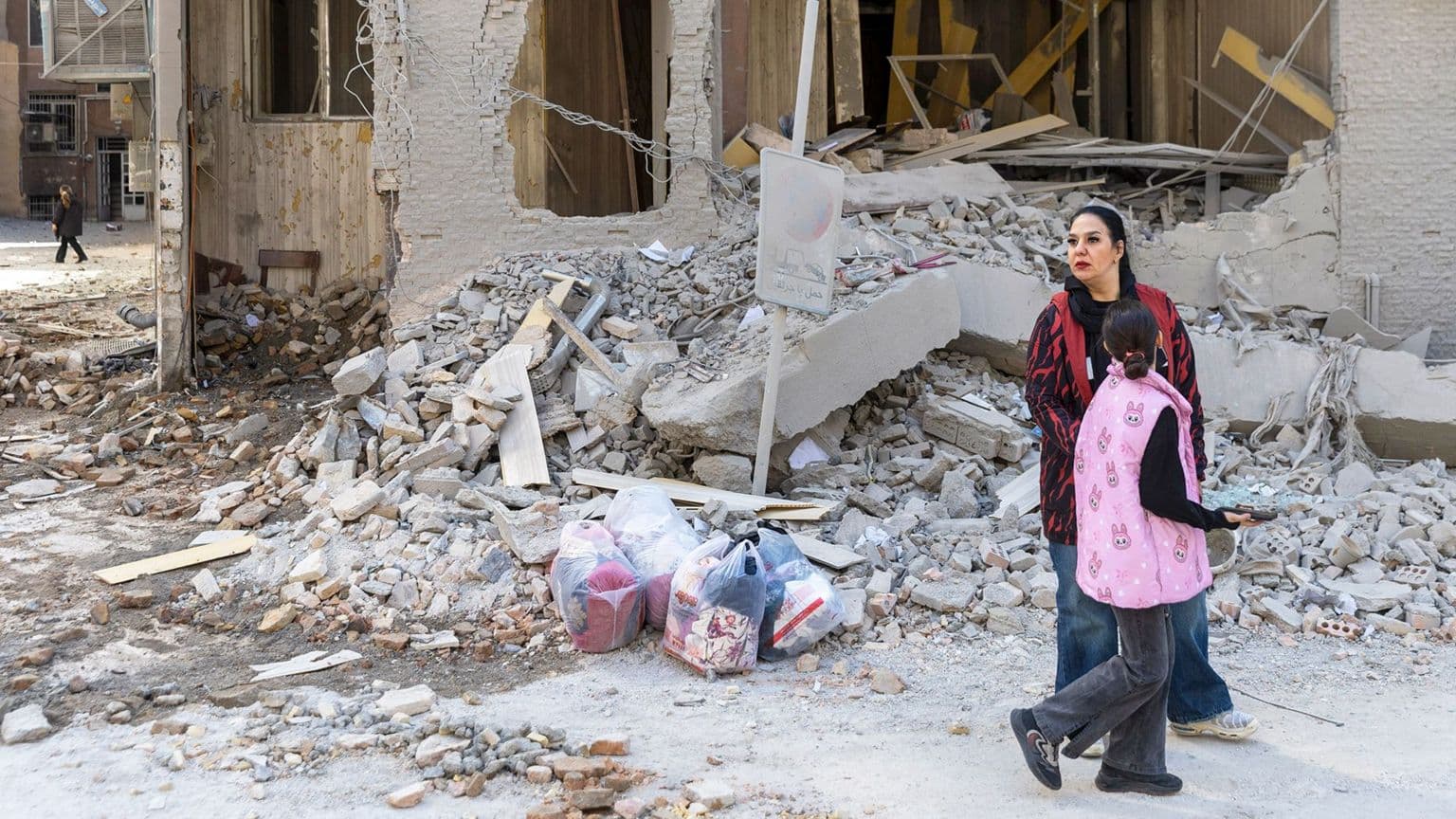 თეირანი დაბომბვის ქვეშ - ირანელი მშვიდობიანი მოქალაქეები შიშში ცხოვრობენ