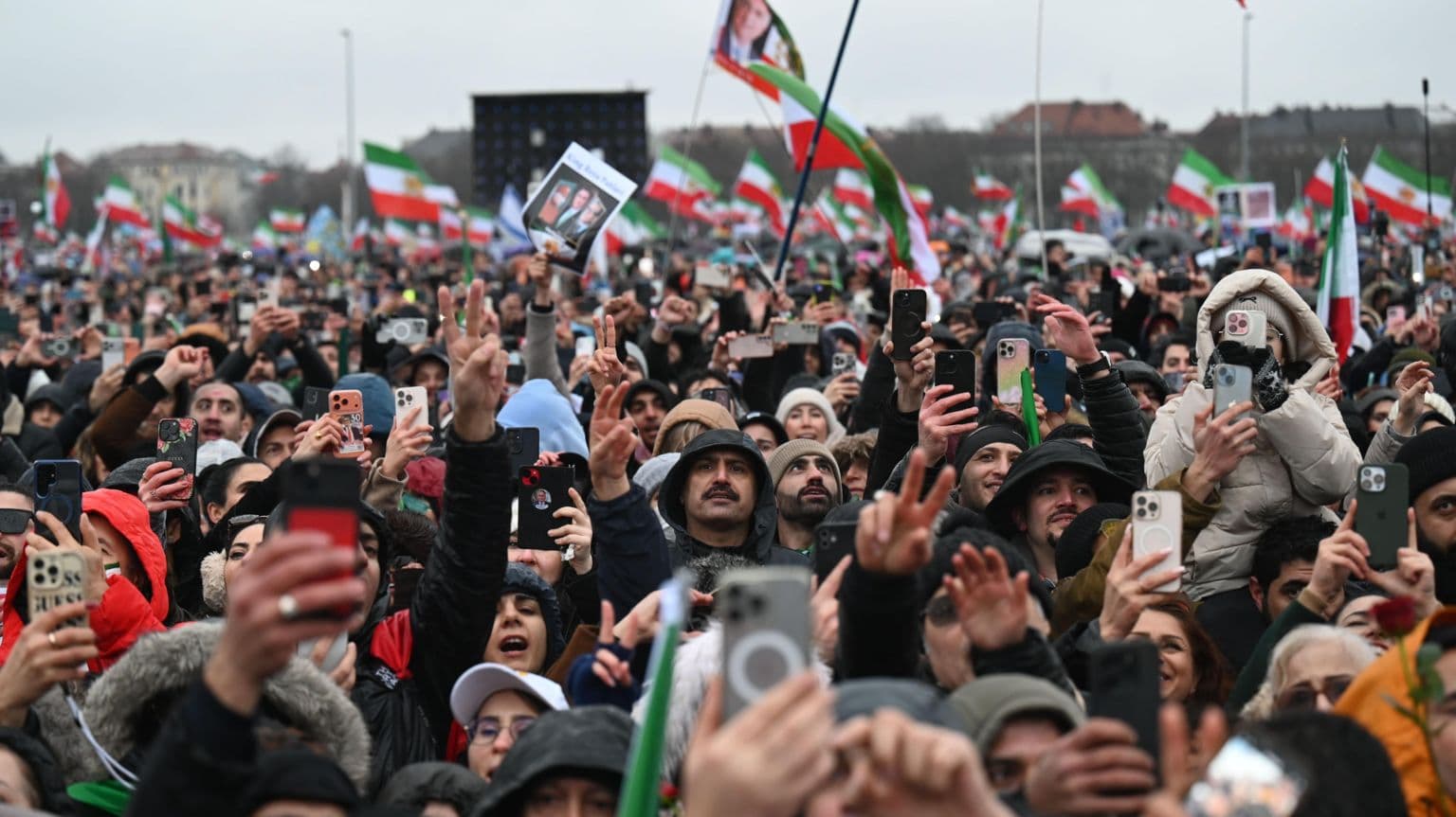 ათასობით ადამიანი გამოვიდა ირანის მთავრობის წინააღმდეგ მთელ მსოფლიოში