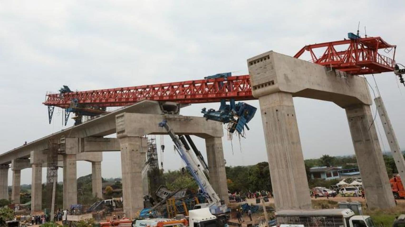 32 ადამიანი დაიღუპა, 66 დაშავდა ტაილანდში, როდესაც სამშენებლო ამწე მატარებელს დაეცა