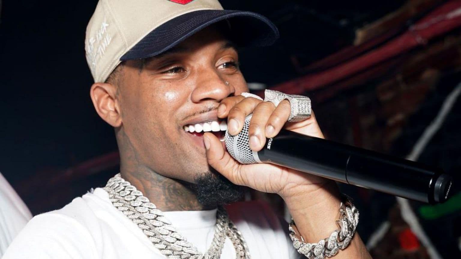 რეპერი Tory Lanez სასწრაფო დახმარების მანქანით გადაიყვანეს საავადმყოფოში მას შემდეგ, რაც ის 14-ჯერ დაჭრეს კალიფორნიის ციხეში