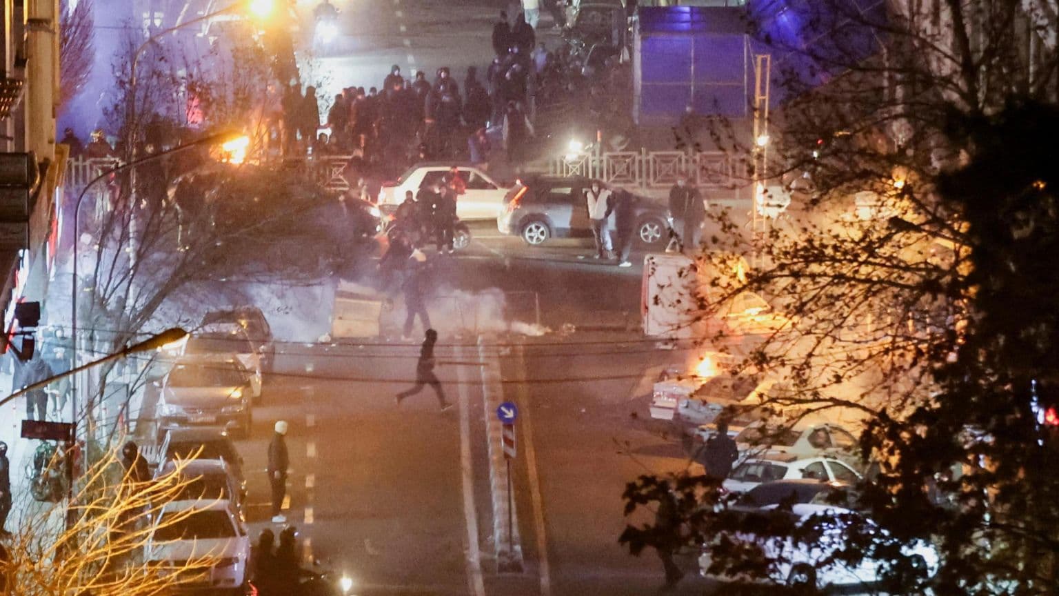 როგორ კვდება ავტორიტარული რეჟიმი? თანდათანობით, შემდეგ მოულოდნელად