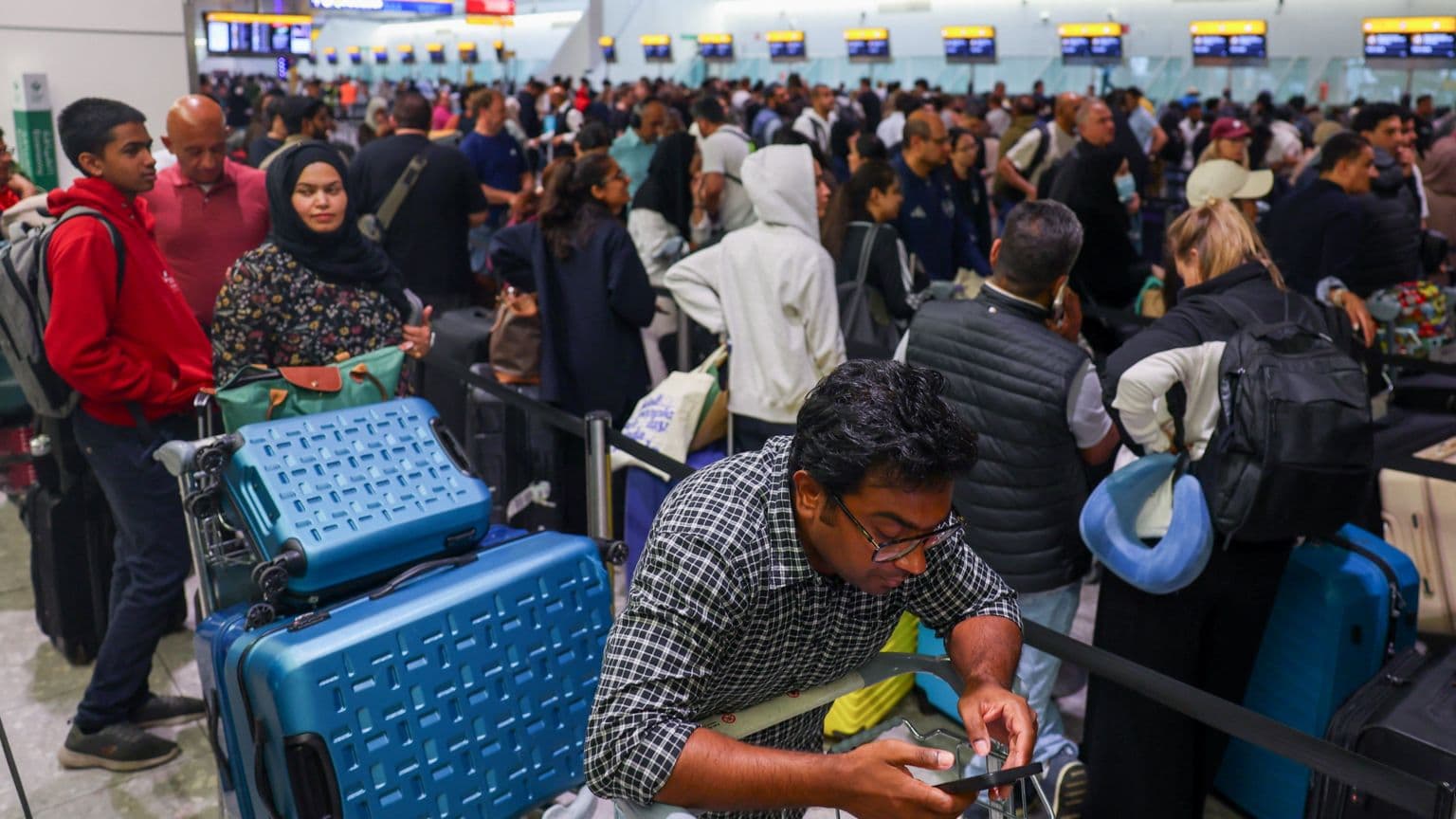 ავიაკომპანიები აუქმებენ ფრენებს ახლო აღმოსავლეთში აშშ-სა და ისრაელის დარტყმების გამო