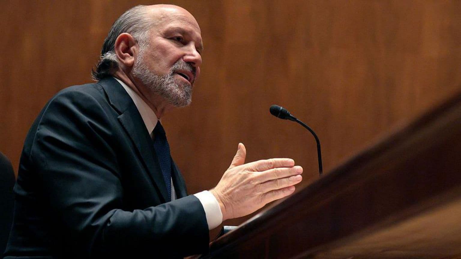 აშშ-ის კომერციის მდივანი ადასტურებს, რომ ეწვია ეპშტეინის კუნძულს