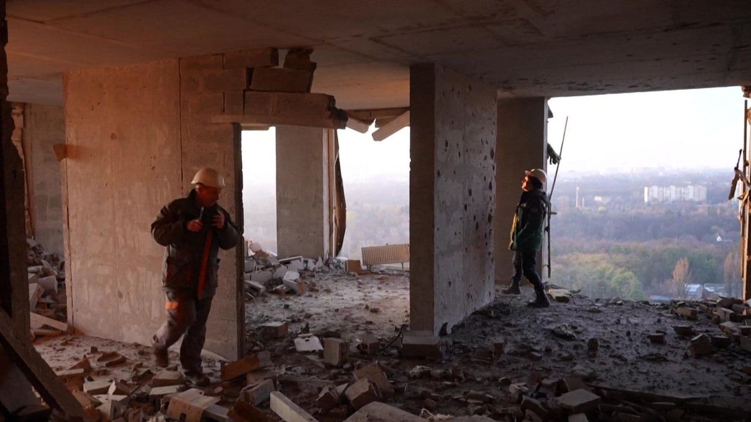 რუსულმა დრონმა კიევის საცხოვრებელ კორპუსში შეაღწია, დაიღუპა 6 ადამიანი