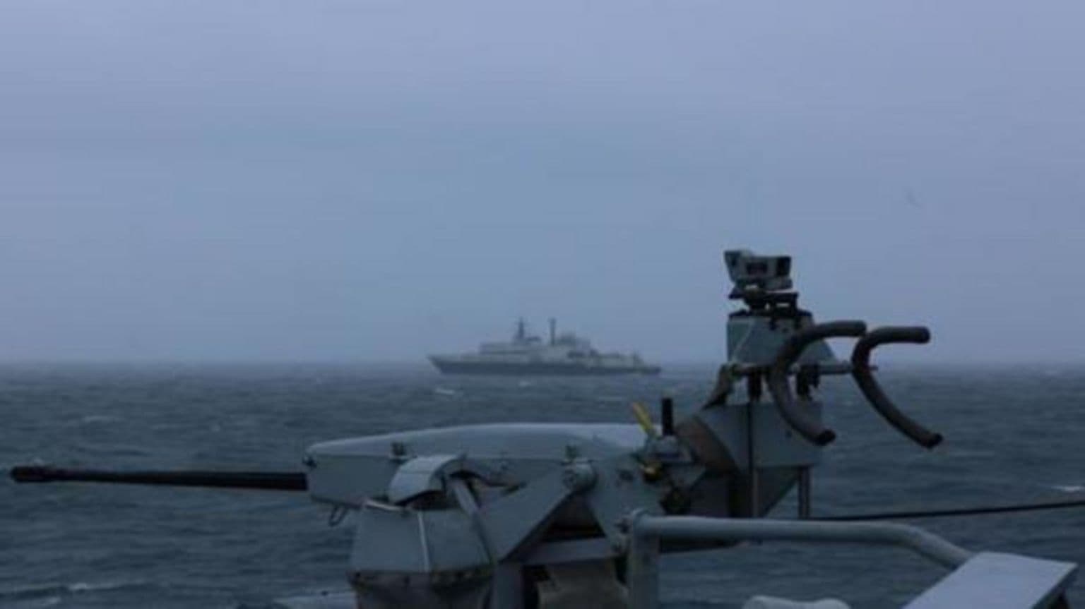 რუსული სადაზვერვო გემი ლაზერებს იყენებს RAF-ის პილოტების შესაჩერებლად ბრიტანეთის წყლებთან