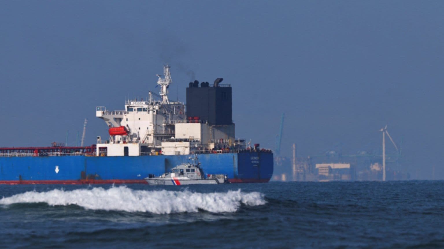 საფრანგეთის საზღვაო ძალებმა შეაჩერეს რუსეთის სავარაუდო ჩრდილოვანი ფლოტის ტანკერი, კაპიტანი დაკითხვაზე იმყოფება