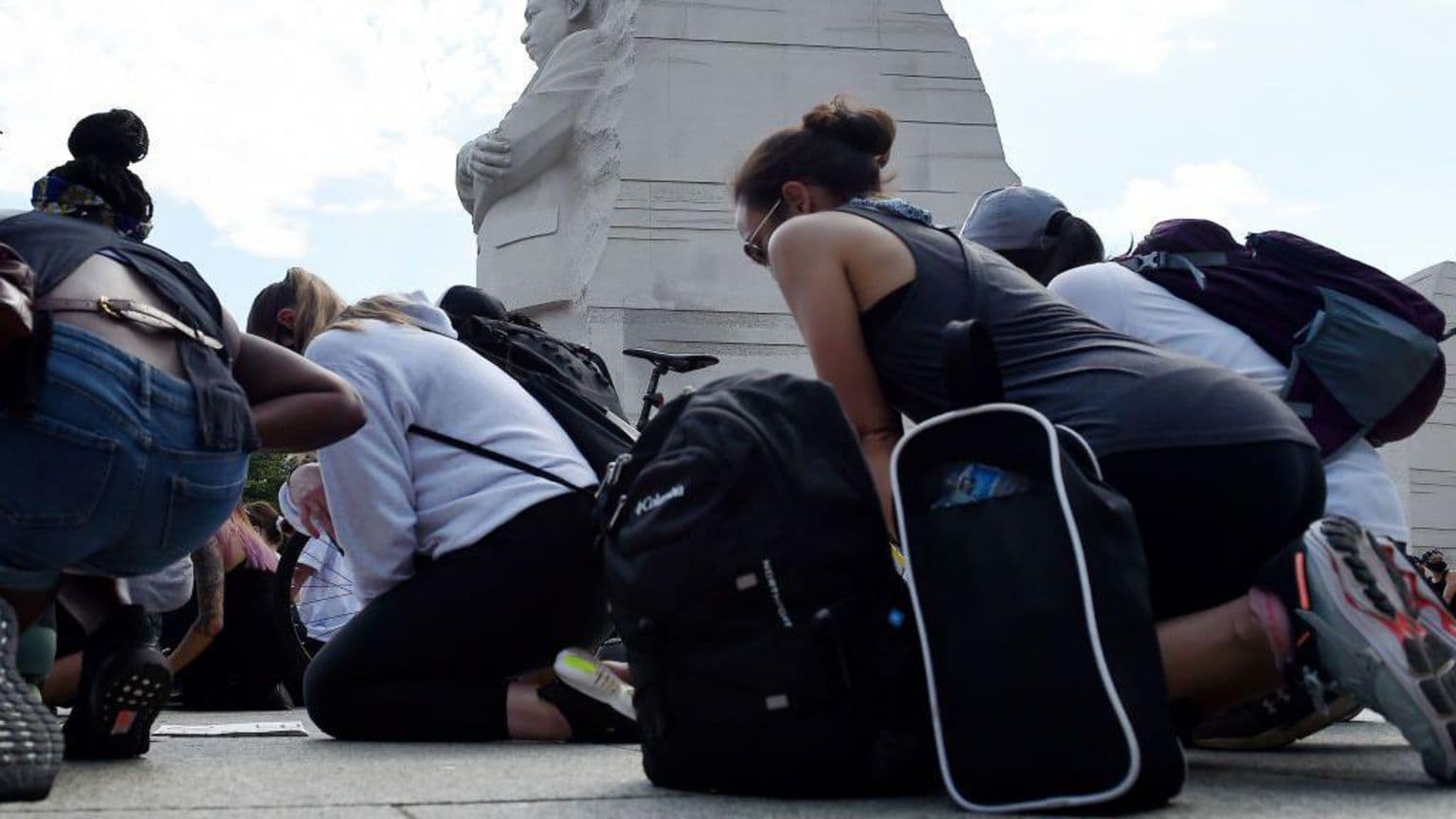 FBI-ს გათავისუფლებული აგენტები აცხადებენ, რომ ისინი გაათავისუფლეს მუხლებზე დაცემის გამო საპროტესტო აქციების დროს