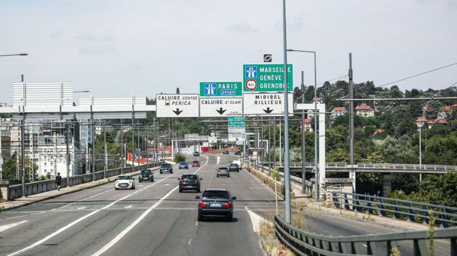 საფრანგეთში თაღლითობის სკანდალი: მილიონი უკანონოდ რეგისტრირებული მანქანა