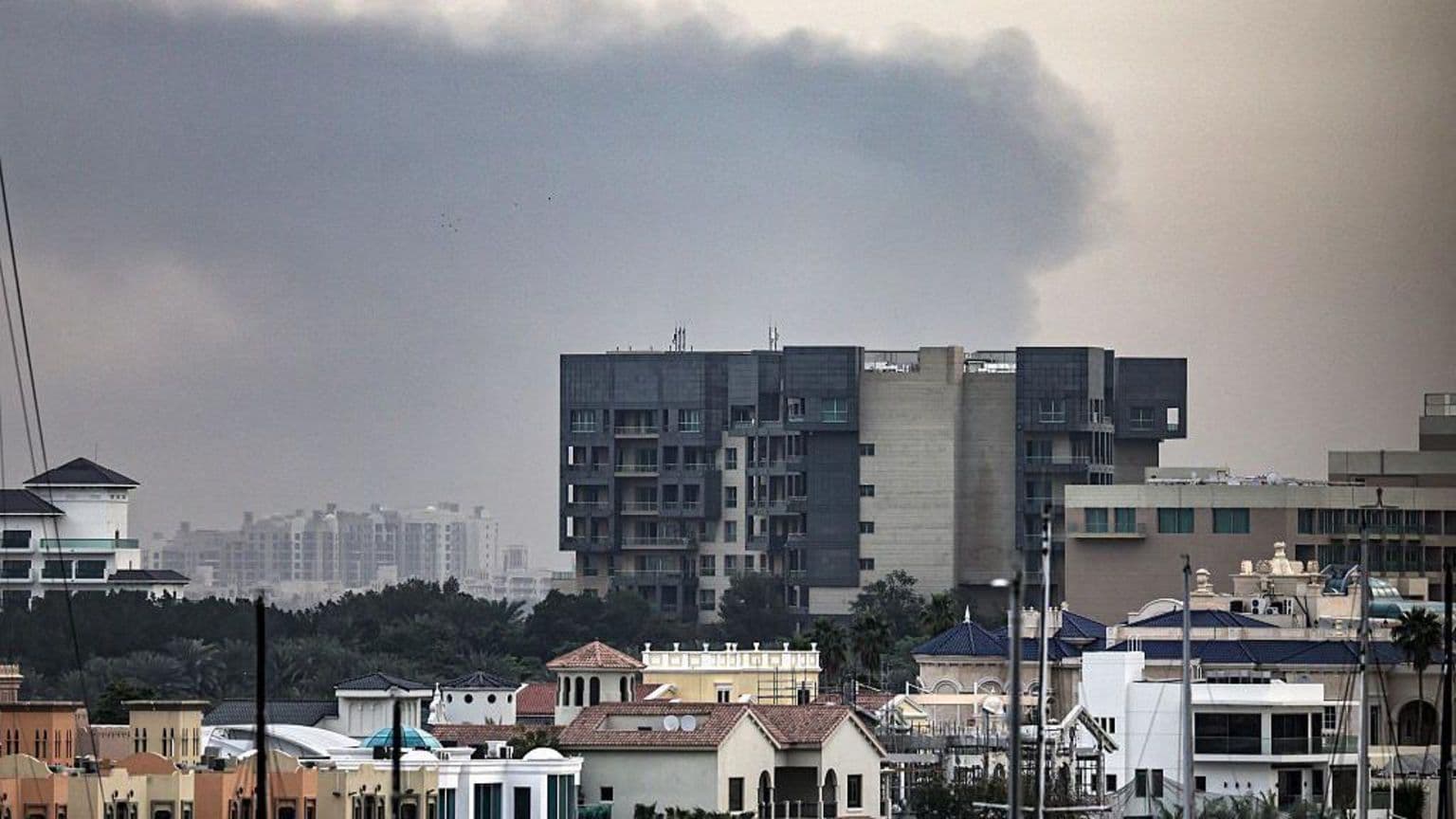 ბრიტანეთის საელჩო აფრთხილებს ბრიტანელებს არაბთა გაერთიანებულ საამიროებში: არ გადაიღოთ რაკეტების ზემოქმედების სურათები