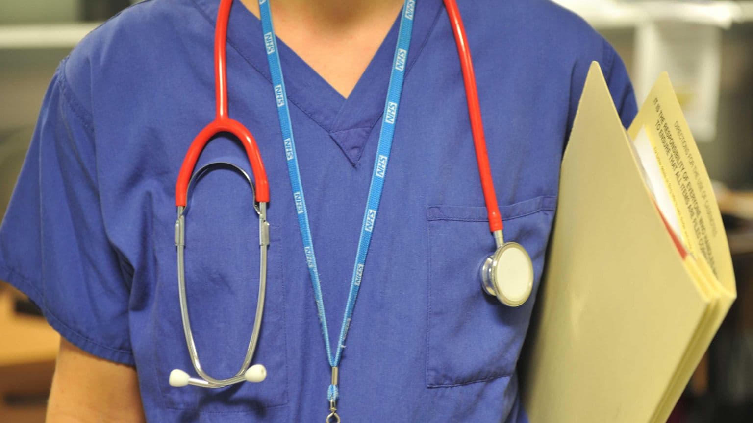 NHS-ის პერსონალს შესაძლოა აეკრძალოს პოლიტიკური სამკერდე ნიშნების ტარება ანტისემიტიზმის წინააღმდეგ საბრძოლველად