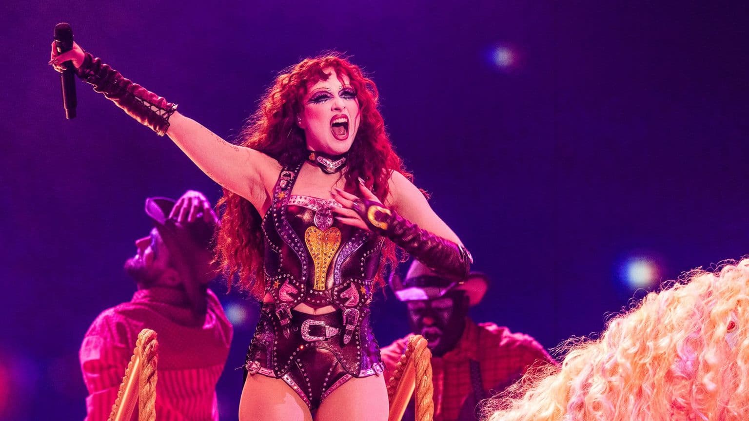 ჩაპელ როანი ტოვებს ნიჭიერ სააგენტოს, რომელსაც ხელმძღვანელობს კეისი ვასერმანი, რომლის სახელიც ფიგურირებს ეპშტეინის ფაილებში