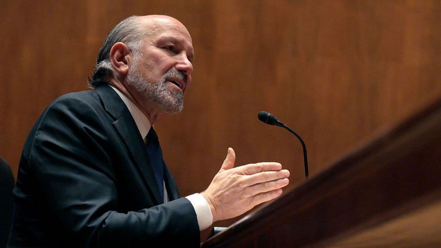 აშშ-ის კომერციის მდივანი ადასტურებს, რომ 2012 წელს ეწვია ჯეფრი ეპშტეინის კუნძულს