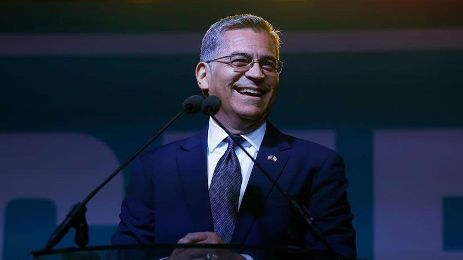 ბეცერა წინ მიიწევს კალიფორნიის გუბერნატორის რბოლაში