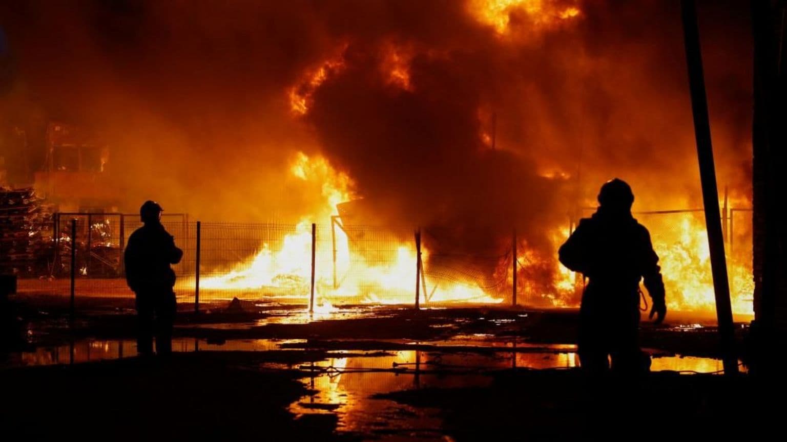 რუსეთმა უკრაინის წინააღმდეგ დრონებისა და რაკეტების მასიური შეტევა წამოიწყო, რის შედეგადაც სამი ადამიანი დაიღუპა