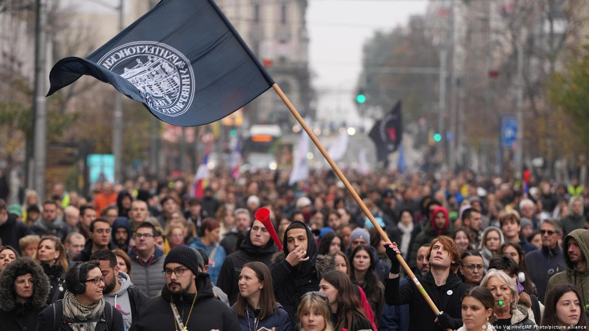 ათასობით მომიტინგე ბელგრადში შეიკრიბა ყოფილი იუგოსლავიის არმიის შტაბ-ბინის განახლების წინააღმდეგ