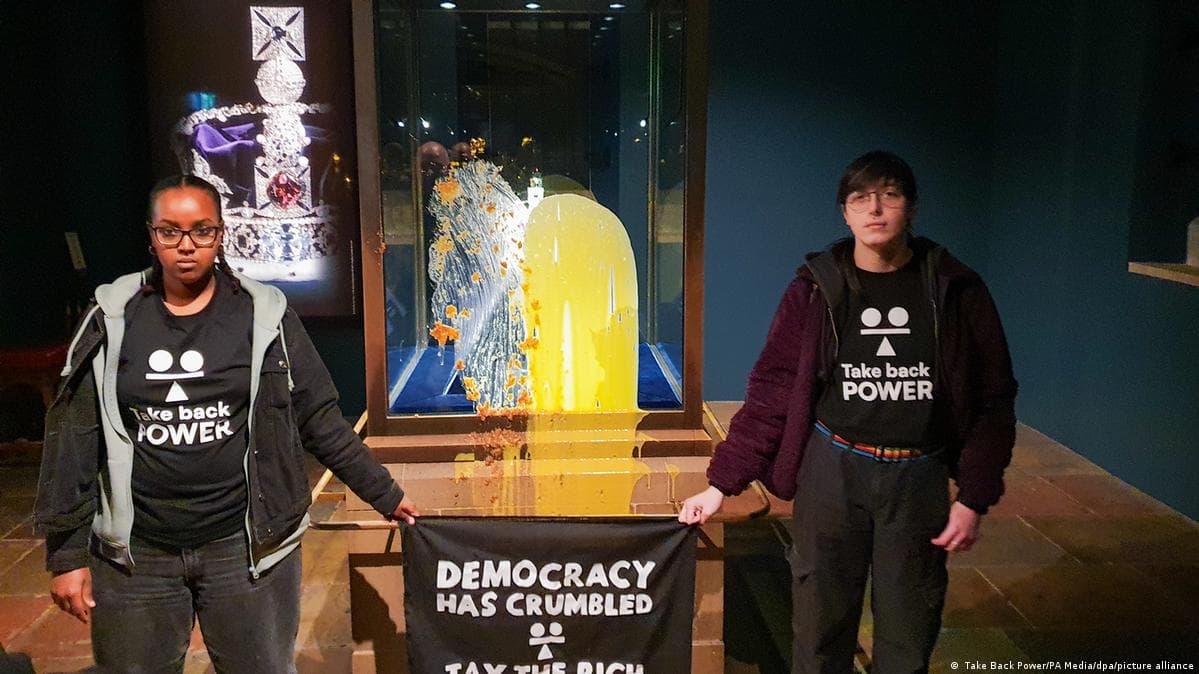 კოშკში გვირგვინის სამკაულების ჩვენების ყუთზე კრემი და ვაშლის ნამცეცები გადაასხეს