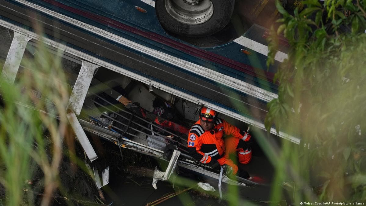 გვატემალაში ავტობუსის ჩამოვარდნის შედეგად 15 ადამიანი დაიღუპა, 19 დაშავდა