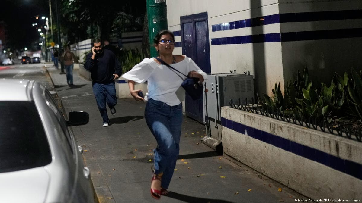 აშშ-ის თავდასხმა ვენესუელაზე: აფეთქებები კარაკასში - Image 1 of 2