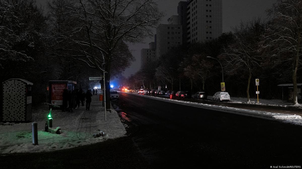 გერმანიის ფედერალურმა პროკურორებმა დაიწყეს ტერორიზმის გამოძიება მაღალი ძაბვის კაბელებზე ხანძრის გაჩენის გამო, რამაც გამოიწვია ელექტროენერგიის გათიშვა, რომელიც გავლენას ახდენდა დაახლოებით 45,000 შინამეურნეობაზე ბერლინში.