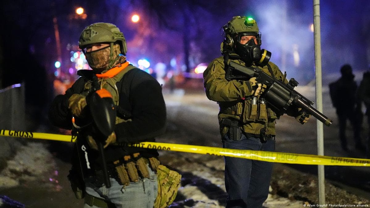 ფედერალური ოფიცერი მინეაპოლისში ფეხის არეში ესროლა ადამიანს დაპატიმრების მცდელობისას