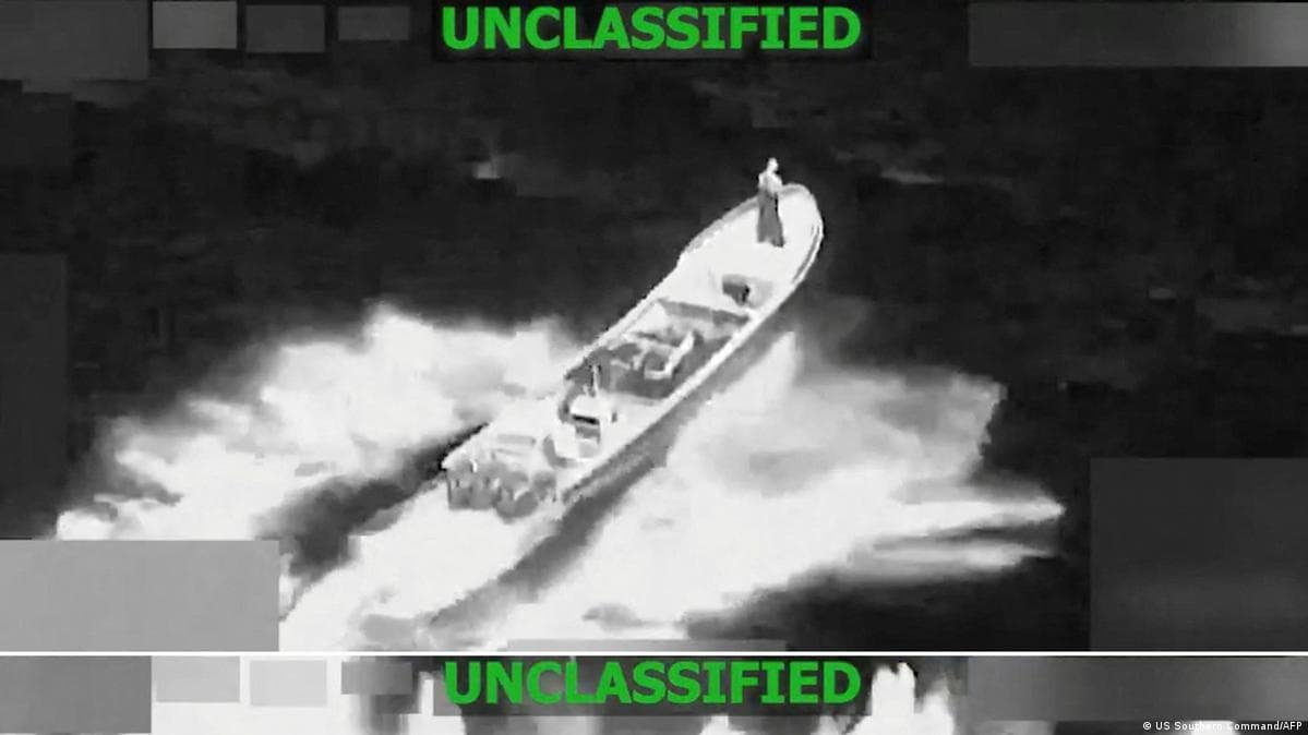 აშშ-ის სამხედროებმა სამხრეთ ამერიკის წყლებში ნარკოტიკების კონტრაბანდის ბრალდებით გემს დაარტყეს, რის შედეგადაც ორი ადამიანი დაიღუპა