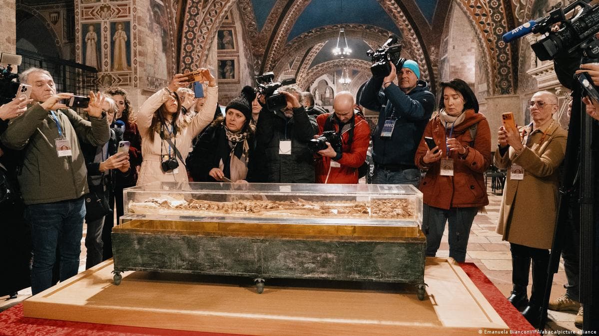 წმინდა ფრანცისკე ასიზელის ნეშტები ასიზში გამოფინეს