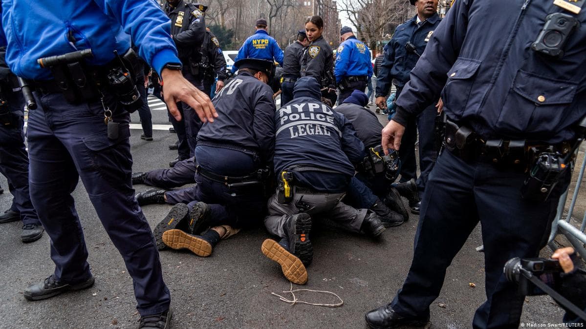 ორი მამაკაცი ტერორისტულ დანაშაულში დაადანაშაულეს მერის სახლის გარეთ ბომბის აფეთქების მცდელობისთვის