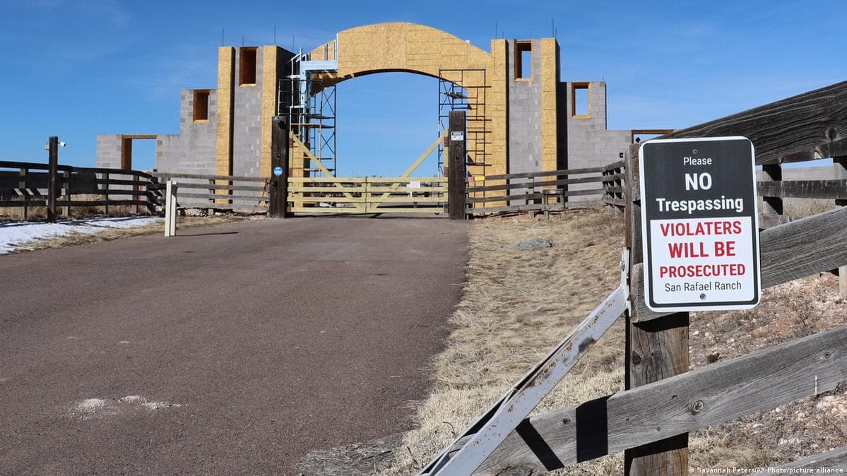 ნიუ-მექსიკოს რანჩოზე, რომელიც ეპშტეინს ეკუთვნოდა, ჩხრეკა დაიწყო