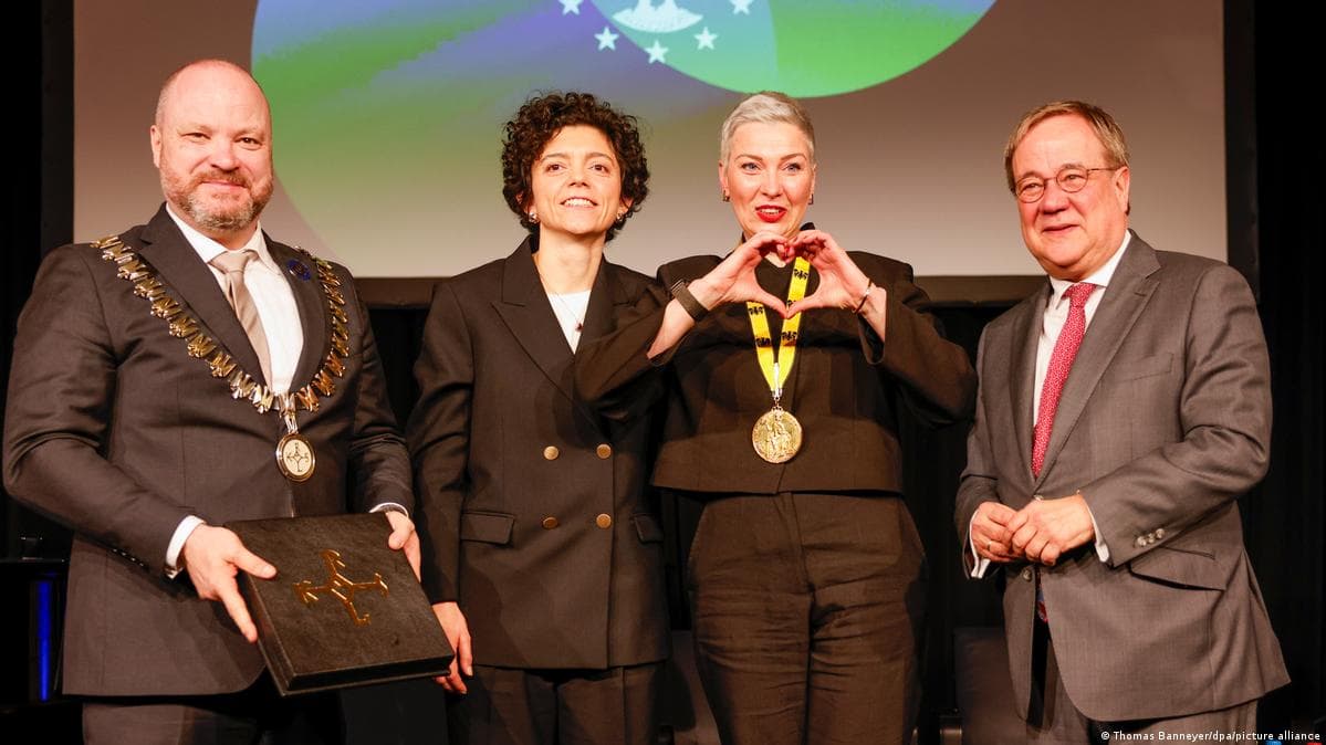 ბელარუსის ოპოზიციის ლიდერი მარია კოლოესნიკოვა შარლემანის პრემიის გადაცემის ცერემონიაზე პირადად დაესწრო