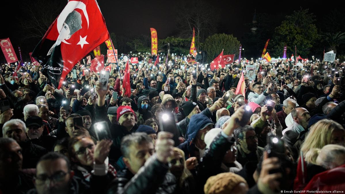 თურქი ოპოზიციონერი პოლიტიკოსის, ეკრემ იმამოღლუს, მხარდამჭერები შეიკრიბნენ სტამბოლის სარაჩანეს მოედანზე