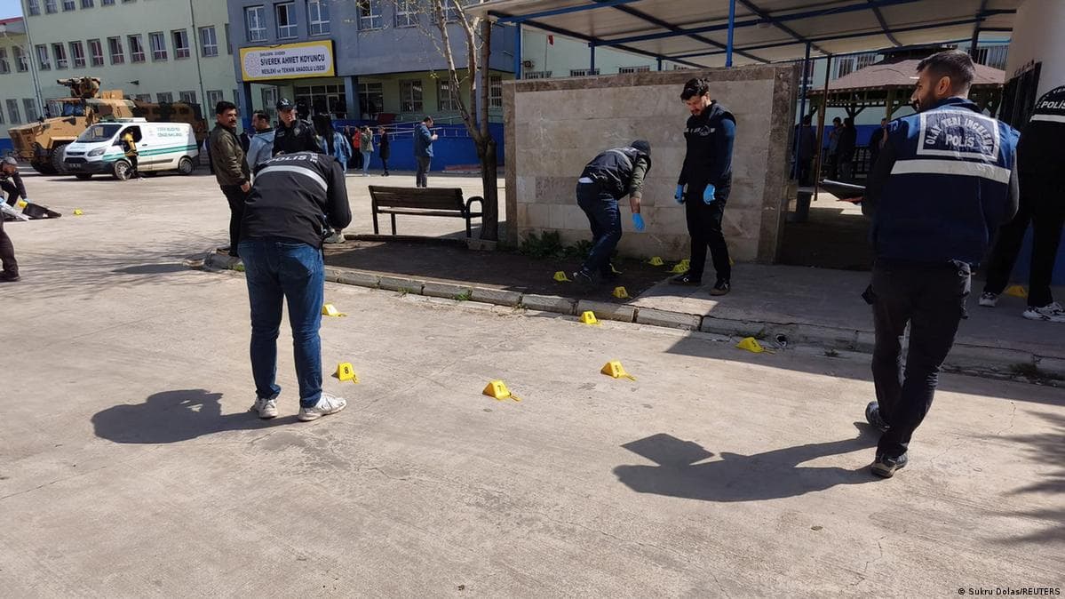 თურქეთში, სანლიუფრის პროვინციაში, სივერეკის პროფესიულ სასწავლებელში მოსწავლემ ცეცხლი გახსნა, შემდეგ კი თავი მოიკლა