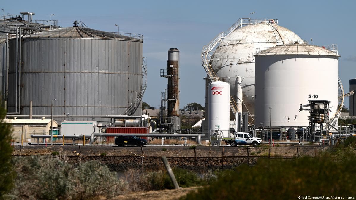 მეხანძრეები ებრძვიან დიდ ხანძარს ავსტრალიის ნავთობის გადამამუშავებელ ქარხანაში