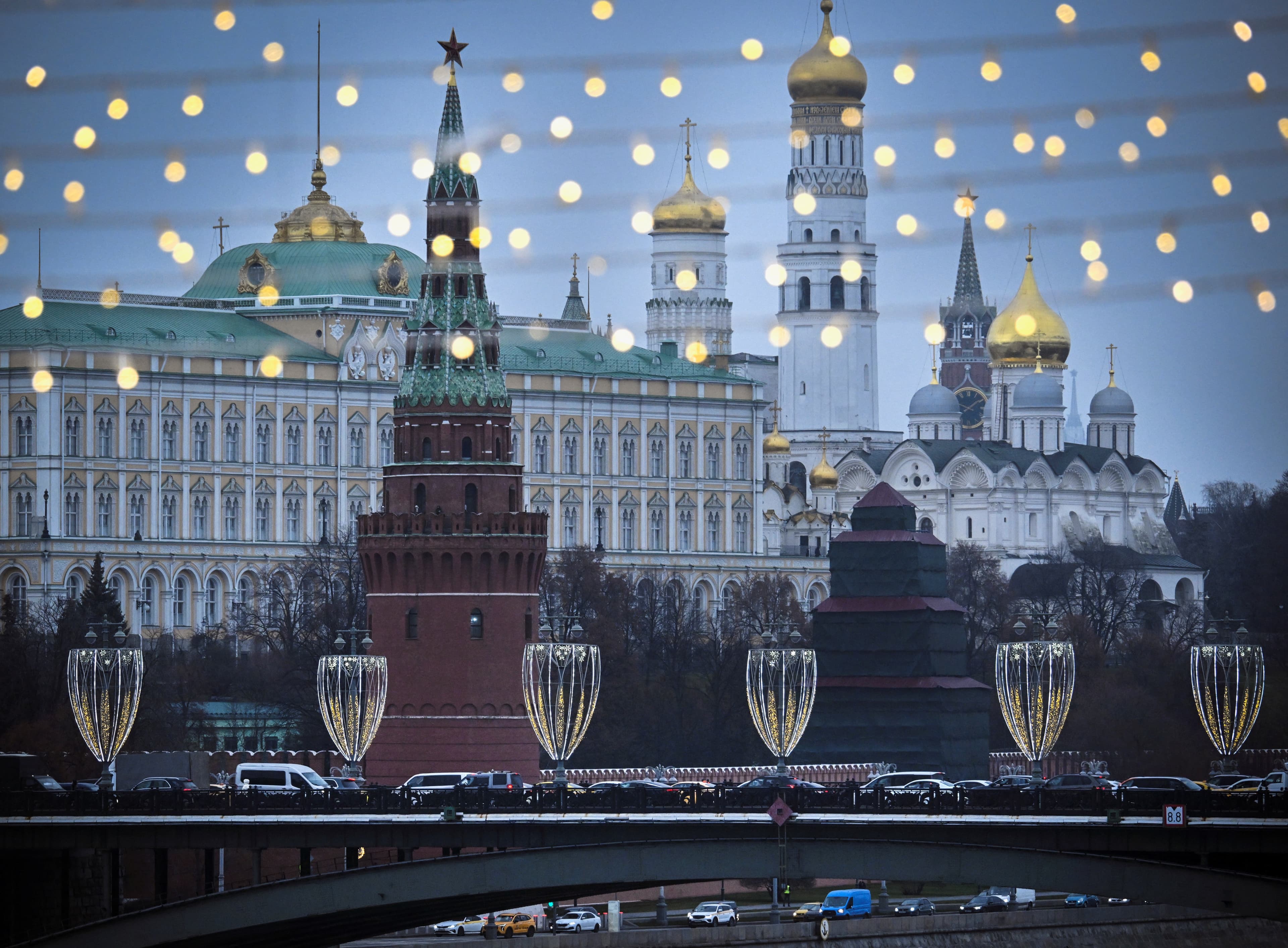 აშშ-ის დელეგაცია კრემლში პუტინთან შესახვედრად ჩავიდა