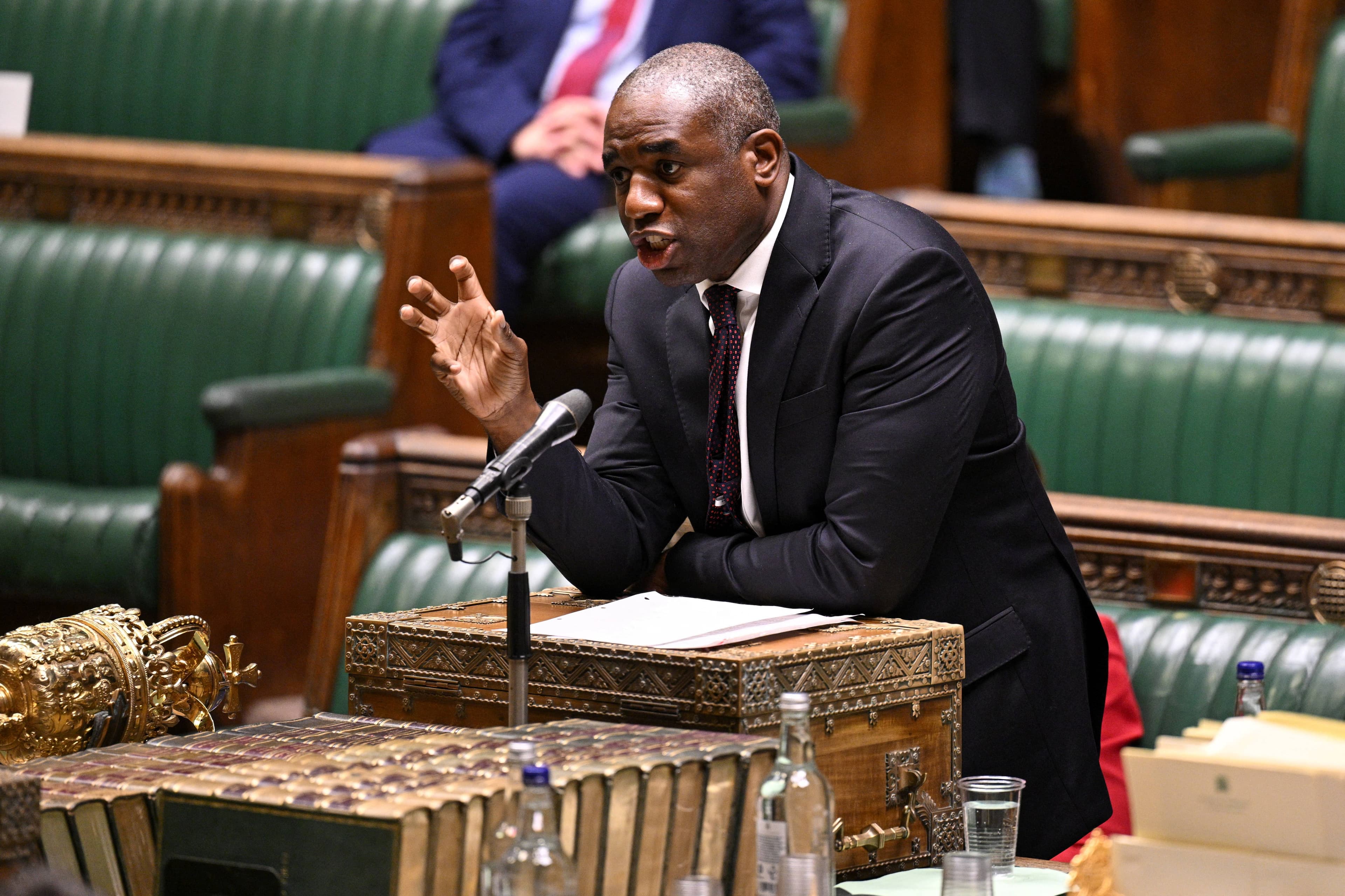 დიდი ბრიტანეთი ზღუდავს ნაფიც მსაჯულთა სასამართლოზე ბრალდებულის უფლებას