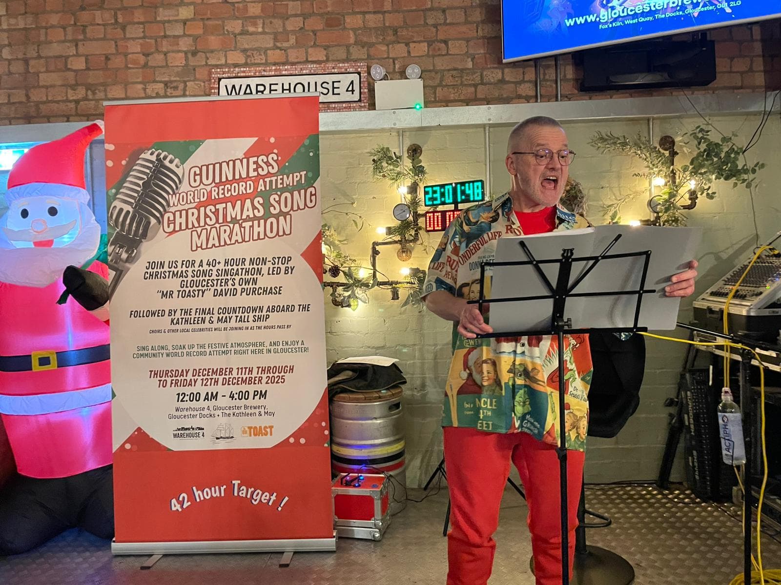 გლოსტერშირმა დაამყარა მსოფლიო რეკორდი საშობაო სიმღერების ყველაზე ხანგრძლივი მარათონული სიმღერით