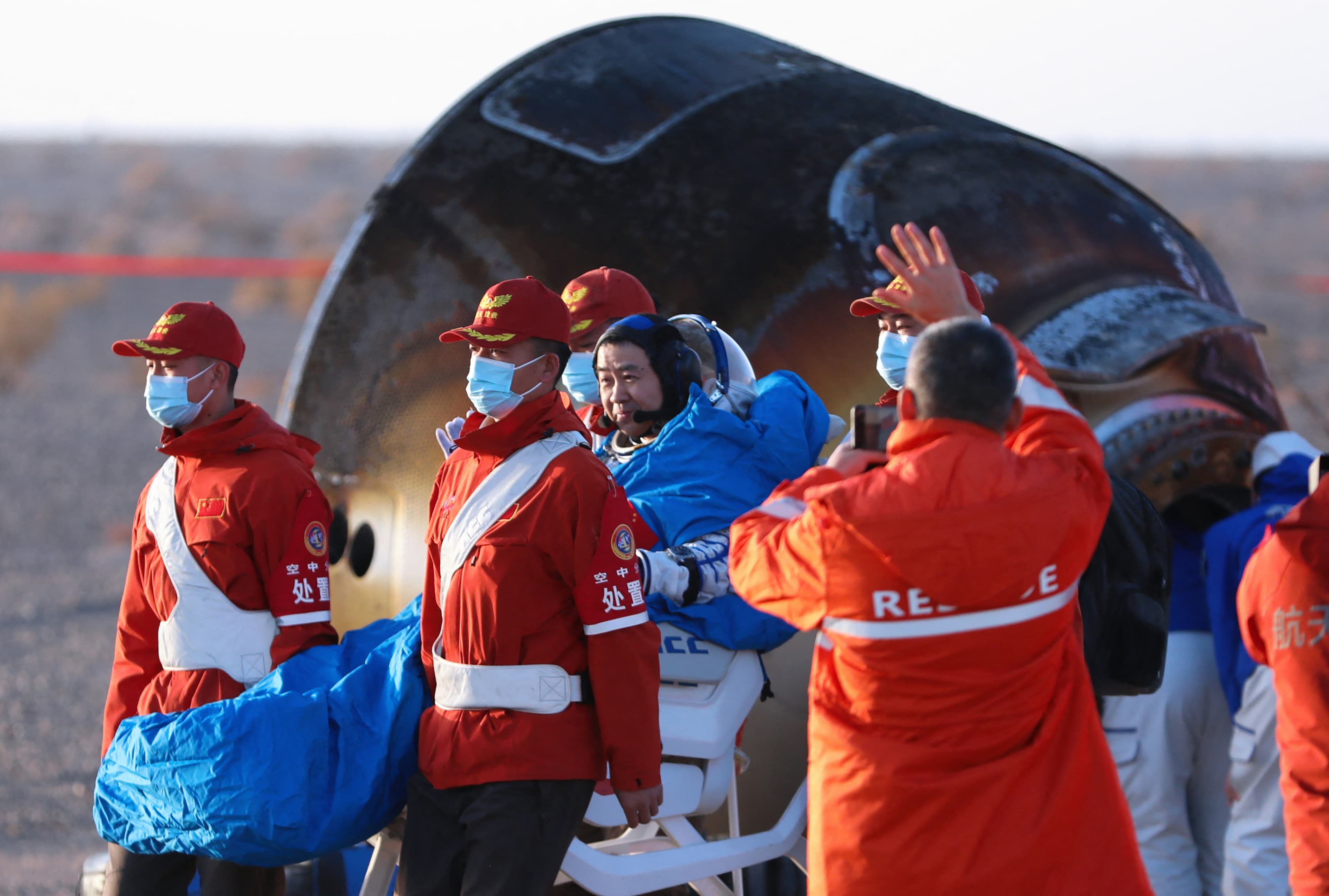 ჩინელი ასტრონავტები კოსმოსში ჩარჩნენ, როდესაც მათი ხომალდი დაზიანდა