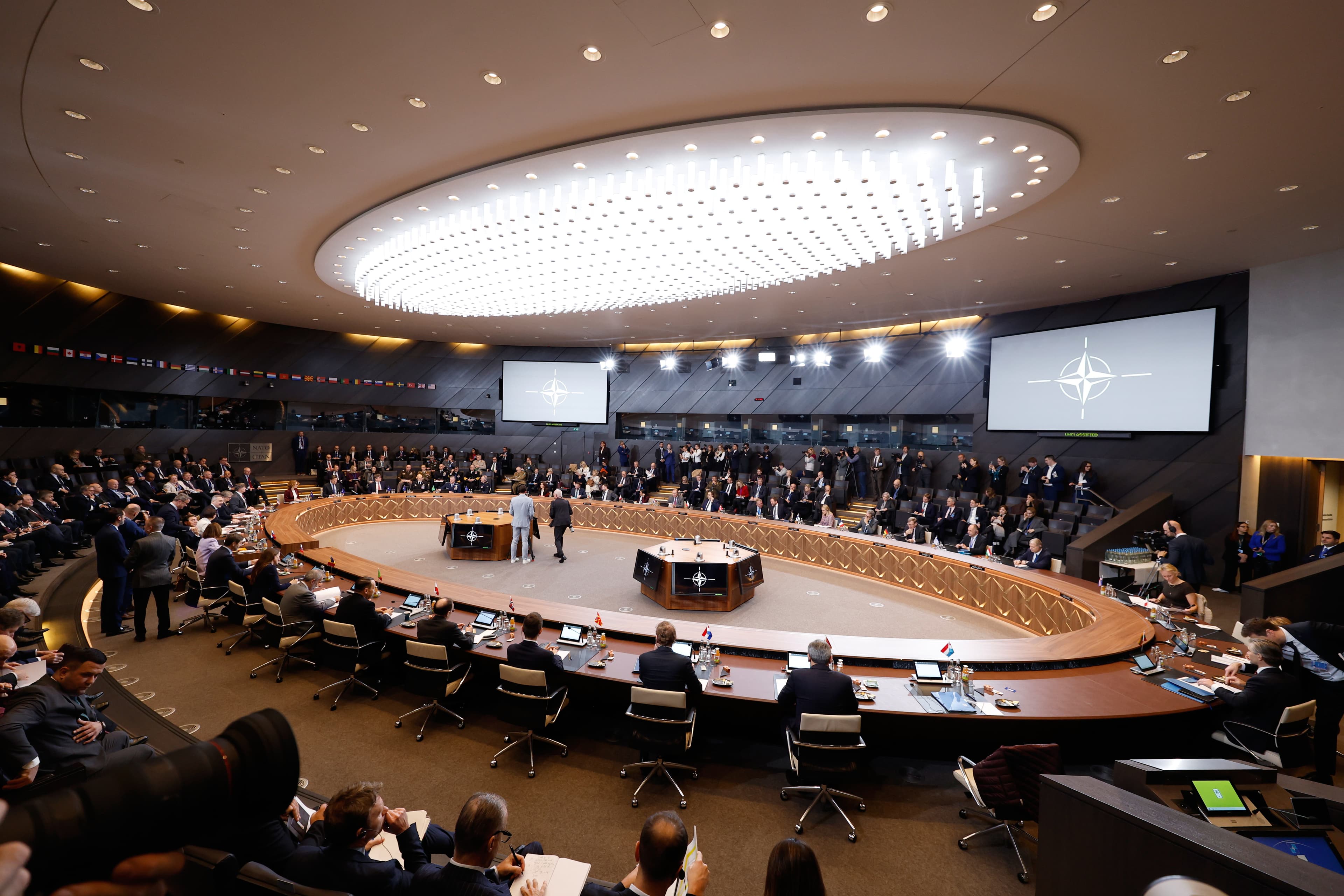 ნატოს საგარეო საქმეთა მინისტრები შეიკრიბნენ, აშშ-ს გეგმაზე უკრაინის ომის დასასრულებლად