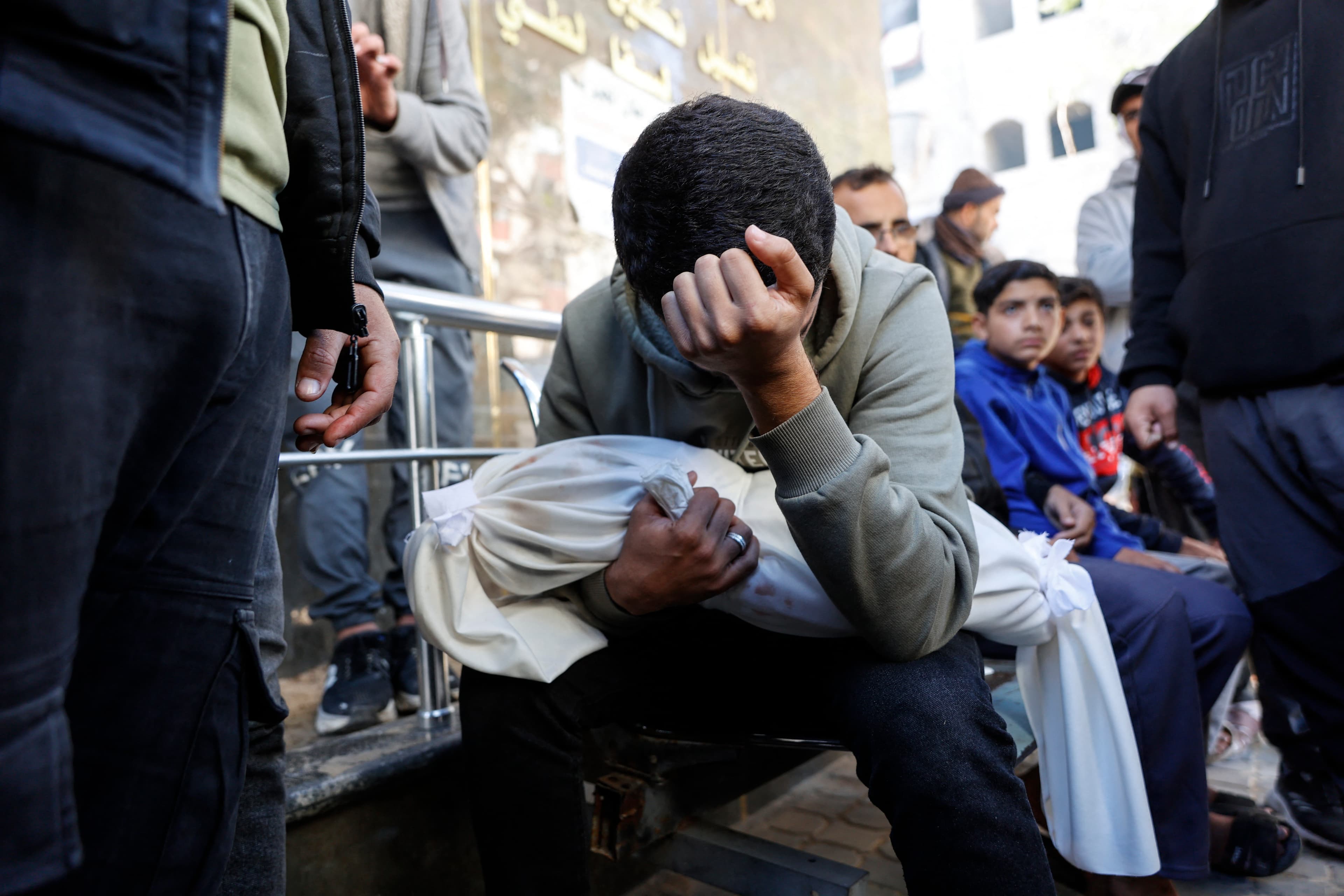 ისრაელის თავდასხმები ღაზას დემარკაციის ხაზის მახლობლად