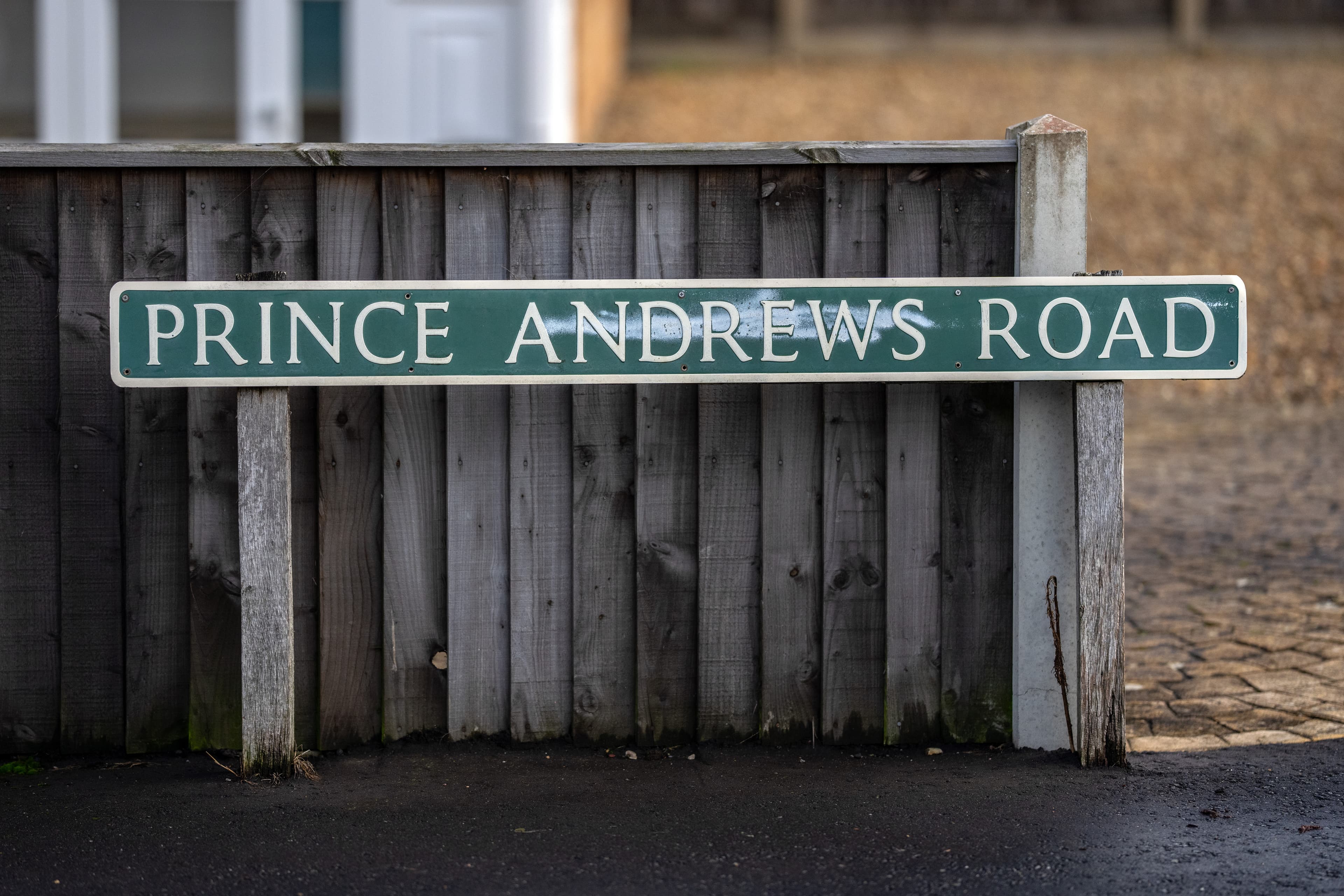 ენდრიუ მაუნტბატენ-ვინძორის სახელი კვლავ იწვევს დებატებს ბრიტანეთის ქალაქებში