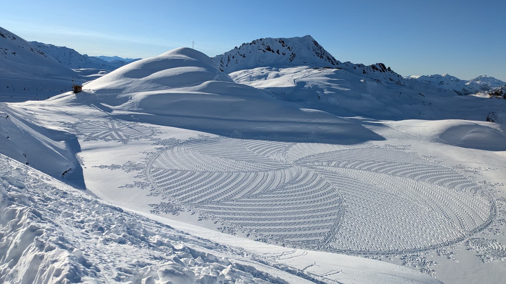 საიმონ ბეკის დროებითი ხელოვნება: ფეხებზე შექმნილი ნახატები თოვლსა და პლაჟებზე